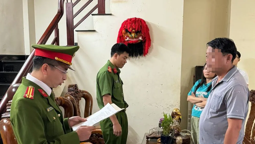Công an đọc lệnh khởi tố ông Yên. Ảnh: Công an Gia Lai