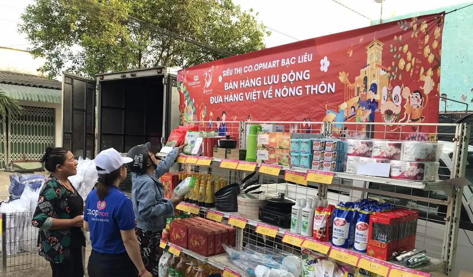 Người dân vùng sâu mua hàng Việt chất lượng từ những chuyến xe lưu động của Co.opmart