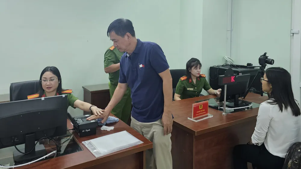 Người dân đến trụ sở Phòng Cảnh sát Quản lý hành chính về trật tự xã hội (Công an TPHCM) làm căn cước công dân và kích hoạt tài khoản định danh mức độ 2. Ảnh: THU HOÀI