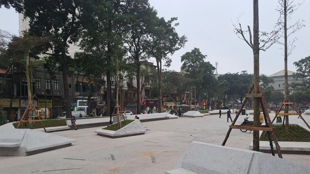Những hộp bê tông bao quanh gốc cây ở vườn hoa Hàng Đậu (Hà Nội). 