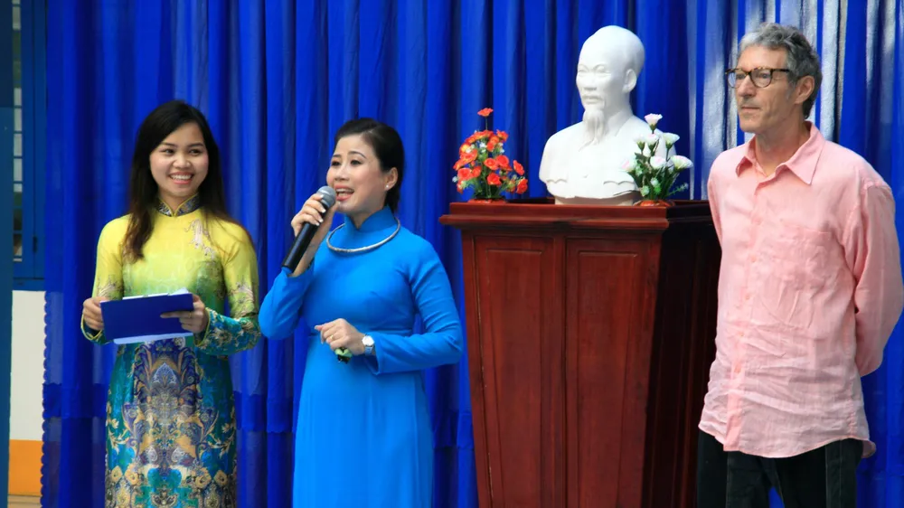 Nghệ sĩ Linh Huyền trong một buổi giới thiệu nghệ thuật cải lương đến học sinh tại TPHCM. Ảnh: NVCC