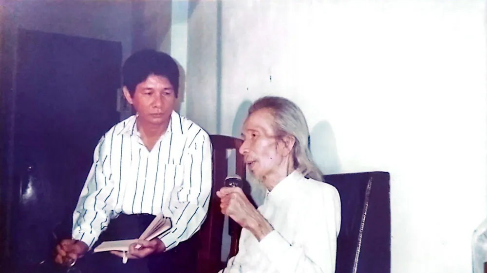 GS-TS Mai Quốc Liên trong một lần gặp gỡ trao đổi với nhạc sĩ Văn Cao tại TPHCM năm 1993. Ảnh: GĐCC