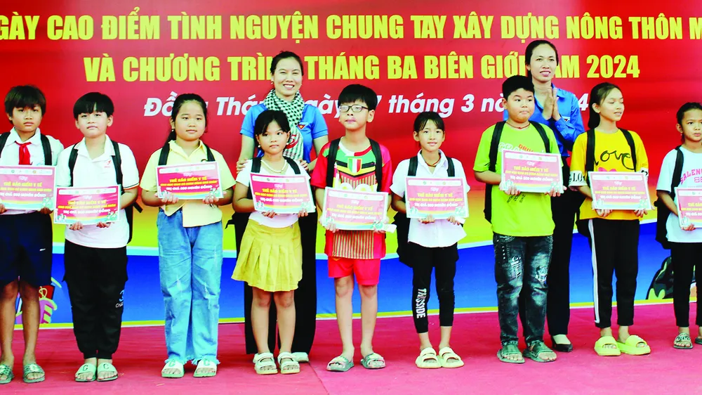 Trao bảo hiểm y tế cho học sinh khó khăn Trường Tiểu học - THCS Cả Găng