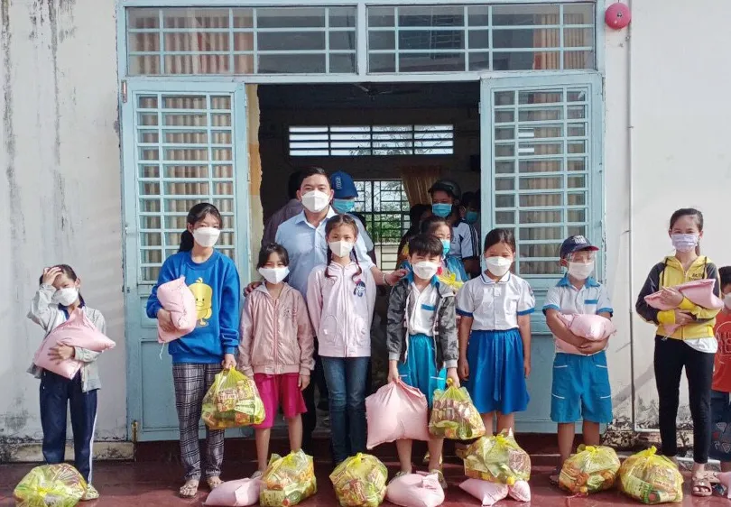 Nhiều trường hợp khó khăn được thầy Nguyễn Nhựt Tân vận động mạnh thường quân hỗ trợ. Ảnh: TÍN HUY