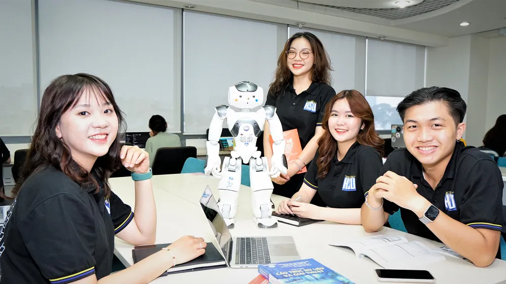 Sinh viên ngành CNTT, Trường ĐH Hoa Sen trong giờ học thực hành 