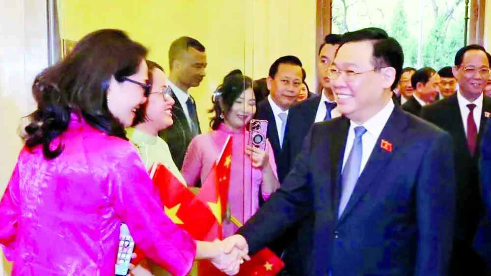 Chủ tịch Quốc hội Vương Đình Huệ với cán bộ, nhân viên Đại sứ quán và cộng đồng người Việt Nam tại Trung Quốc. Ảnh: TTXVN