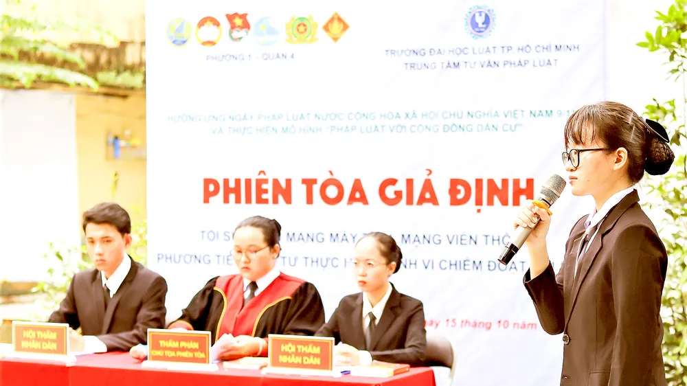 Sinh viên Trường ĐH Luật TPHCM trong một phiên tòa giả định. Ảnh: THANH HÙNG