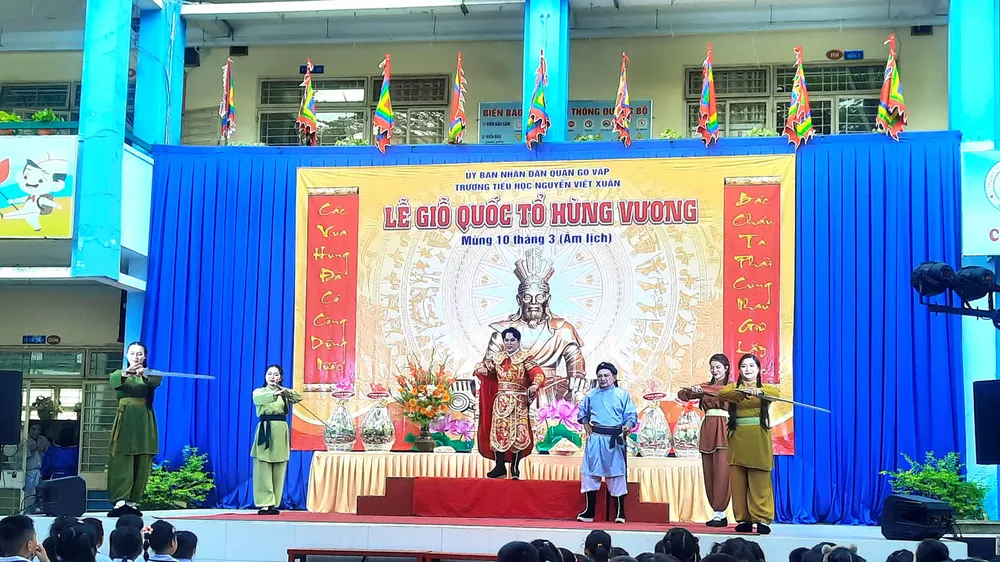 Nhà hát Nghệ thuật Hát bội TPHCM biểu diễn tại Trường Tiểu học Nguyễn Viết Xuân, quận Gò Vấp, TPHCM. Ảnh: Bảo Lâm