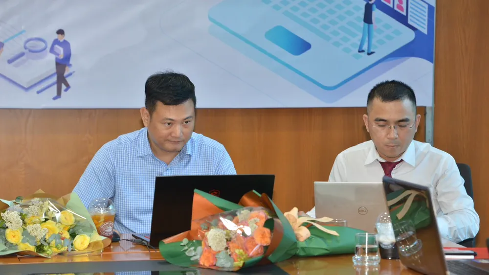 Các chuyên gia tuyển sinh đang tư vấn cho thí sinh tại buổi GLTT của Báo SGGP chiều 25-4. Ảnh: CAO THĂNG