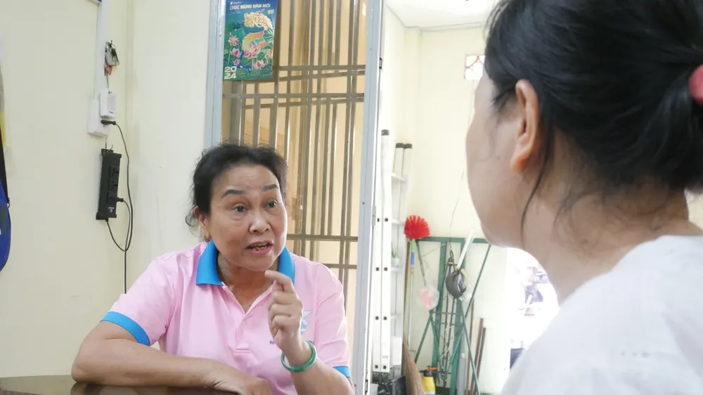 Bà Trương Thị Hậu tư vấn một trường hợp muốn vay vốn phát triển kinh tế gia đình