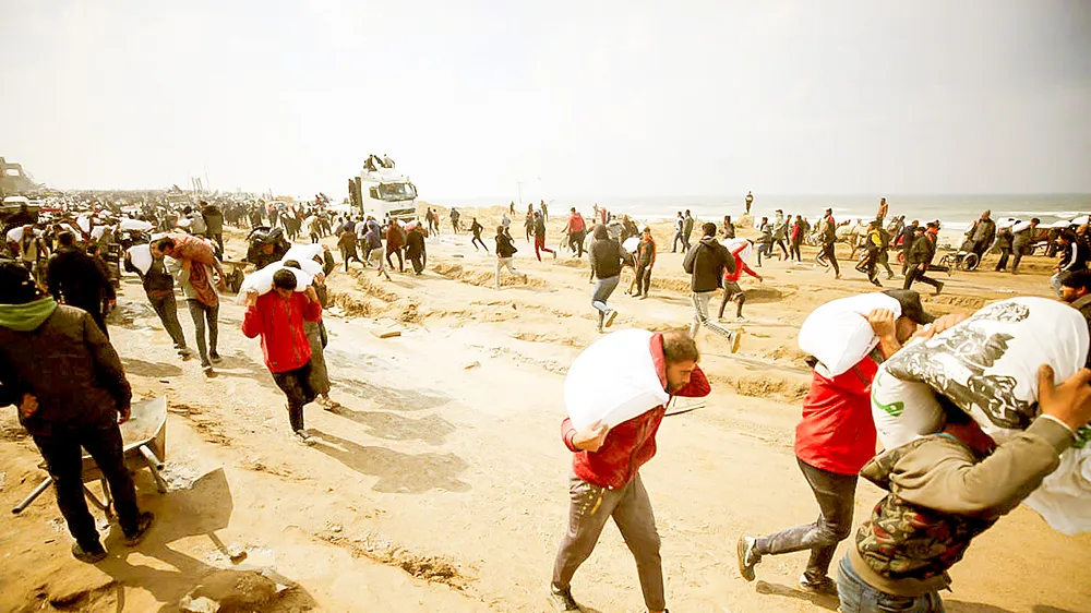 Chuyển hàng viện trợ vào Dải Gaza. Ảnh: REUTERS