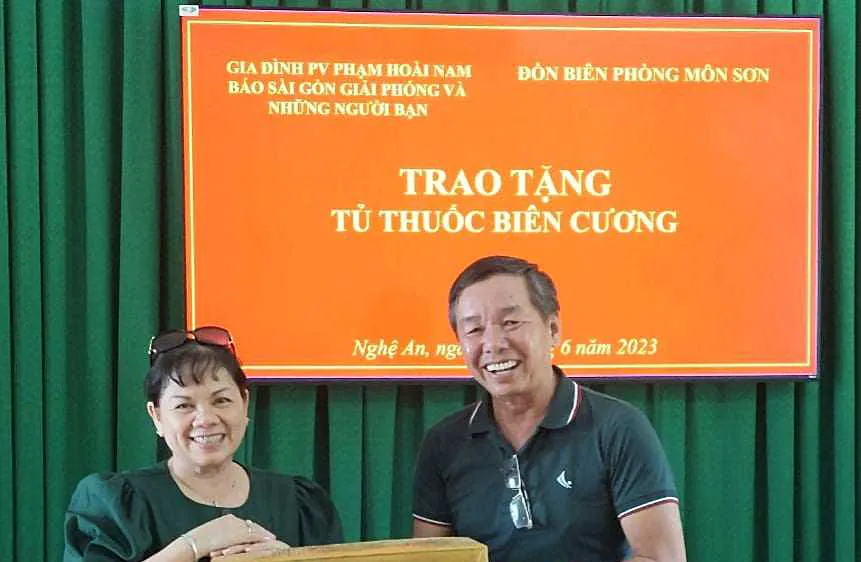 Nhà báo Hoài Nam cùng bà xã trong một lần mang quà đến các địa phương khó khăn