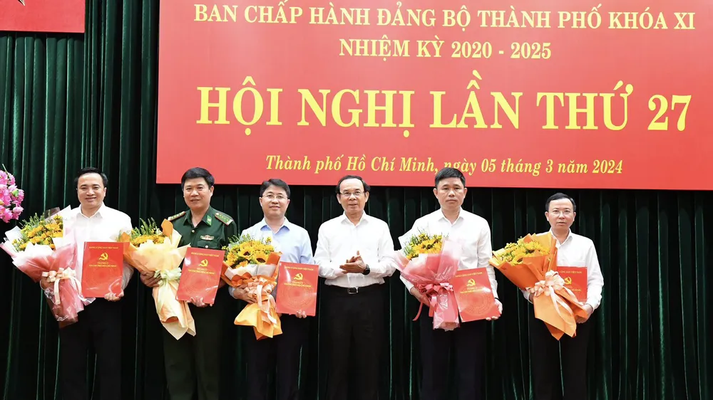 Thành ủy TPHCM công bố quyết định của Ban Bí thư chỉ định 5 đồng chí tham gia Ban Chấp hành Đảng bộ TPHCM, nhiệm kỳ 2020-2025. Ảnh: VIỆT DŨNG