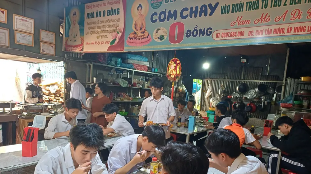 Các em học sinh ăn trưa tại bếp ăn 0 đồng