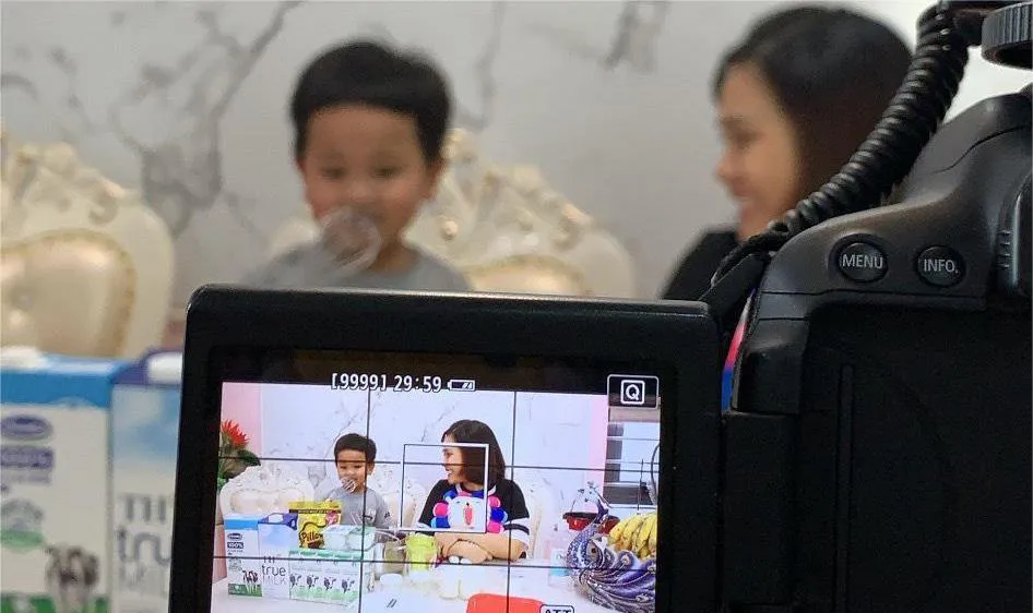 Chị Thu Hường với công việc quay dựng video hàng ngày