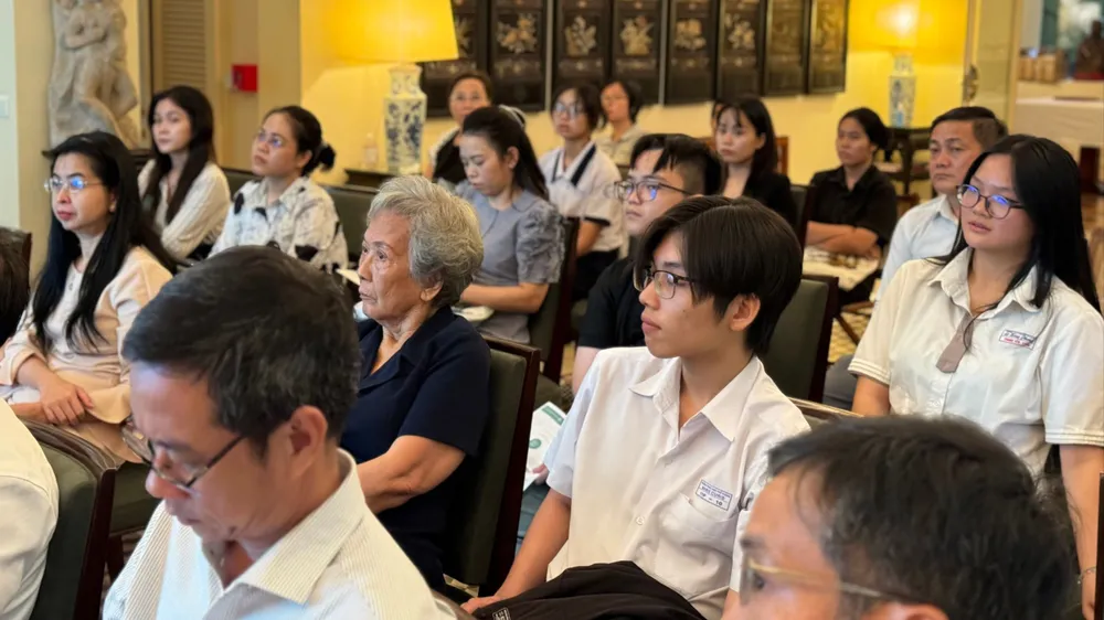 Các em học sinh tham dự buổi họp báo. Ảnh: Viện pháp tại TPHCM