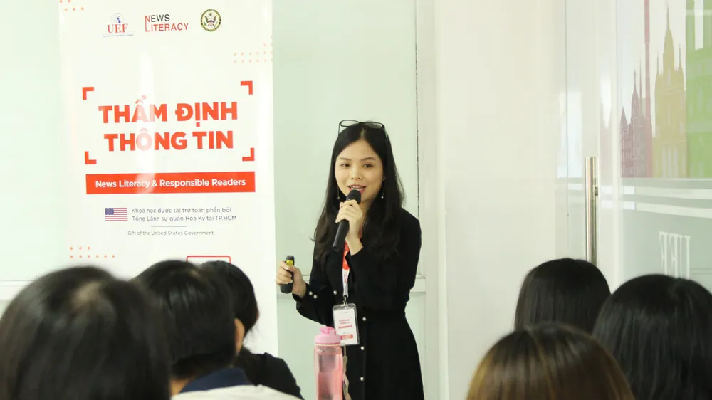 ThS Nguyễn Thị Minh Nguyệt, giảng viên Khoa Báo chí và Truyền thông, Đại học KHXH-NV TPHCM, hướng dẫn sinh viên phân loại thông tin thật giả, xấu độc. Ảnh: Thông hiểu thông tin - News Literacy