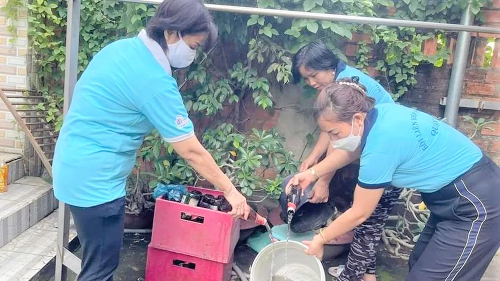 Ngành y tế phối hợp với các lực lượng địa phương vệ sinh môi trường để hạn chế muỗi trú ẩn và đẻ trứng
