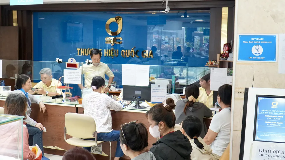 Rất đông người đến giao dịch vàng tại Trung tâm Vàng bạc đá quý SJC Minh Khai (quận 3, TPHCM) chiều 3-6. Ảnh: HOÀNG HÙNG