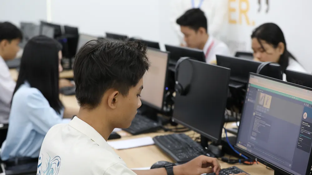 Học sinh vẽ tranh bằng AI
