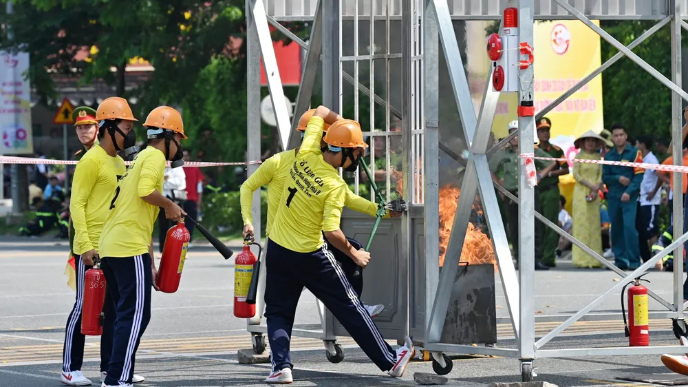  Các đội tham gia hội thi nghiệp vụ chữa cháy, cứu nạn, cứu hộ “tổ liên gia an toàn PCCC” cấp thành phố năm 2024