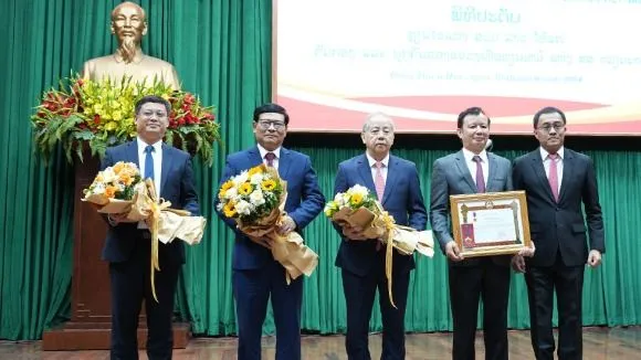 Thừa Thiên Huế đón nhận Huân chương Lao động của nước CHDCND Lào