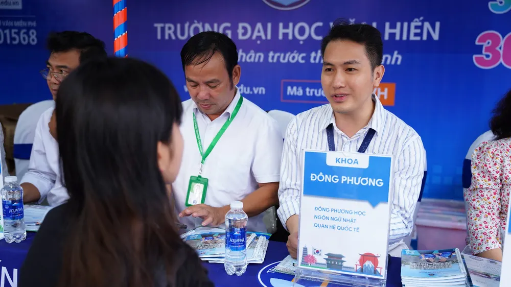 Thí sinh lắng nghe tư vấn từ Trường Đại học Văn Hiến