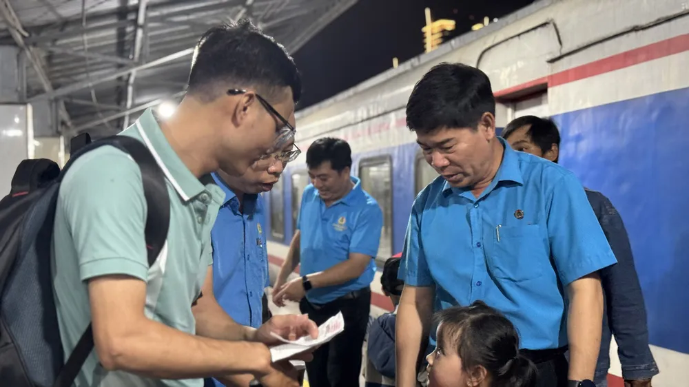 Phó Chủ tịch LĐLĐ TPHCM Phạm Chí Tâm tiễn gia đình công nhân về quê bằng chuyến tàu mùa xuân. Ảnh: HỒNG HẢI