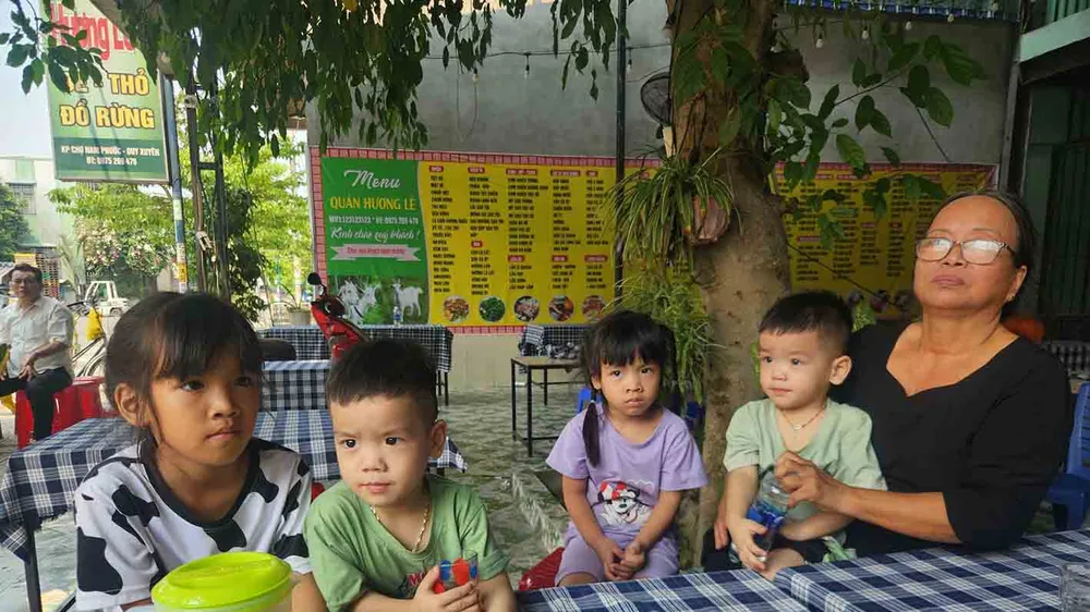 Vợ chồng chị Trân chết đi để lại 4 con nhỏ dại, ông bà già yếu không có thu nhập ổn định