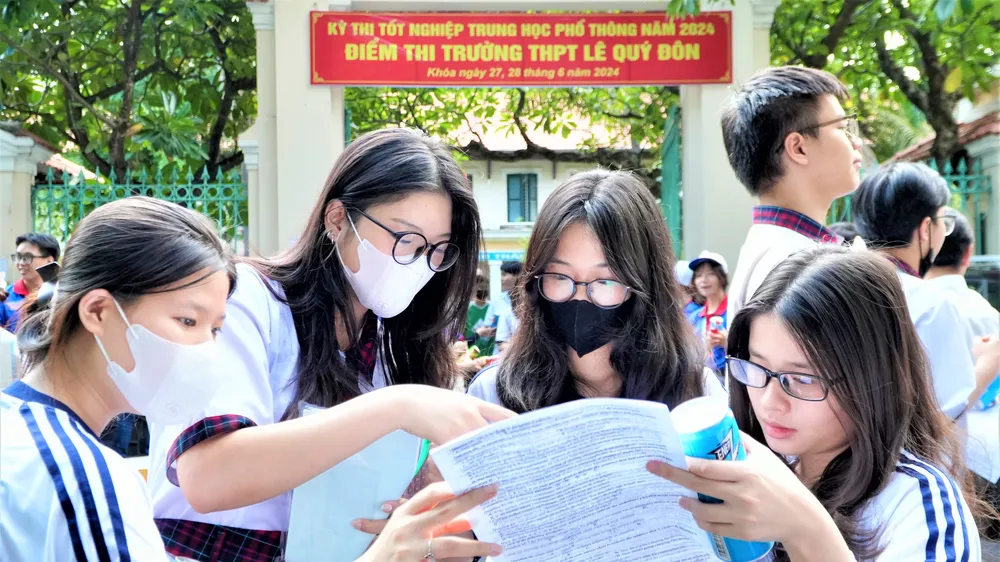 Thí sinh kiểm tra bài làm môn tiếng Anh kỳ thi tốt nghiệp THPT năm 2024. Ảnh: HOÀNG HÙNG