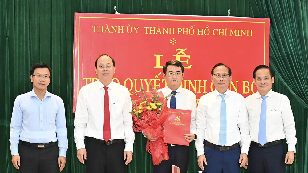 Phó Bí thư Thường trực Thành ủy TPHCM Nguyễn Hồ Hải trao quyết định cán bộ tại huyện Bình Chánh (TPHCM). Ảnh: VIỆT DŨNG