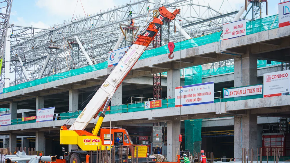 Nhà ga T3 sân bay Tân Sơn Nhất đang được thi công ráo riết. Ảnh: HOÀNG HÙNG