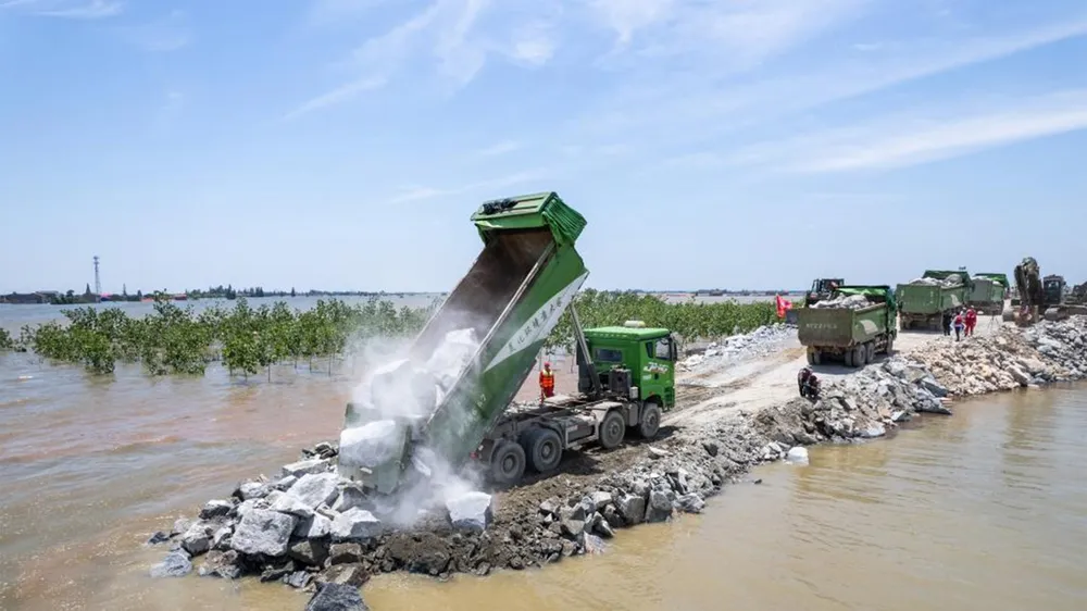 Lực lượng cứu hộ đắp lại đê ở hồ Động Đình, tỉnh Hồ Nam, miền Trung Trung Quốc 