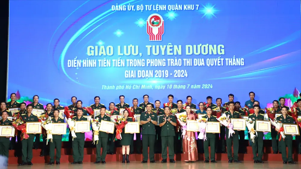 Quân khu 7 tuyên dương gương điển hình tiên tiến