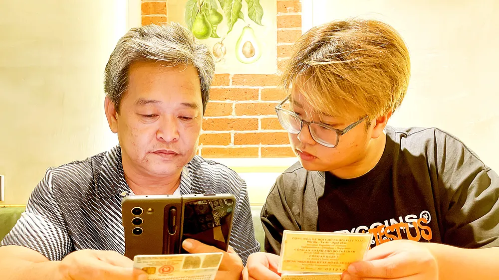 Anh Đoàn Trường Thịnh, cư ngụ tại quận 7, TPHCM, khai báo thông tin căn cước, bằng lái và giấy tờ xe lên VNeID. Ảnh: HOÀNG HÙNG