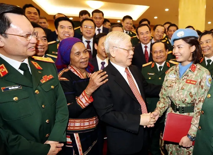 Tổng Bí thư Nguyễn Phú Trọng gặp mặt thân mật Đoàn đại biểu điển hình tiên tiến toàn quốc trong xây dựng nền quốc phòng toàn dân vững mạnh. Ảnh: TTXVN