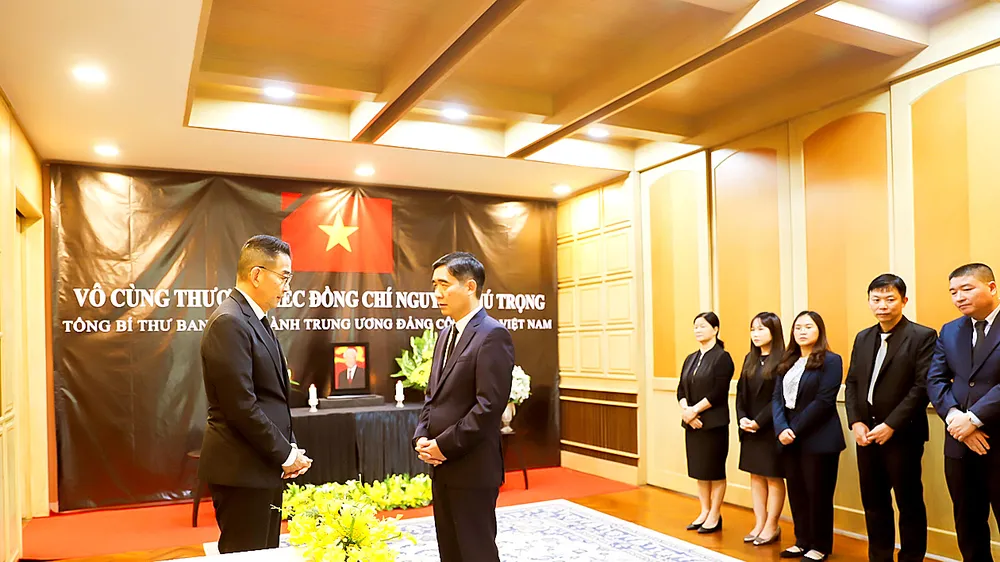 Bộ trưởng Maris Sangiampongsa (trái) chia buồn với Đại sứ Việt Nam tại Thái Lan Phạm Việt Hùng. Ảnh: TTXVN
