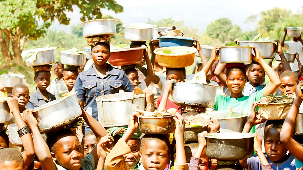 Trẻ em CHDC Congo chờ được phát lương thực. Ảnh: BORGEN