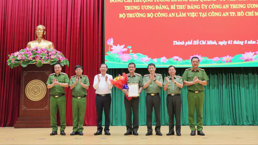 Bộ trưởng Bộ Công an Lương Tam Quang; Chủ tịch UBND TPHCM Phan Văn Mãi trao thư khen của Thủ tướng Chính phủ và tặng hoa chúc mừng Ban Giám đốc Công an TPHCM.