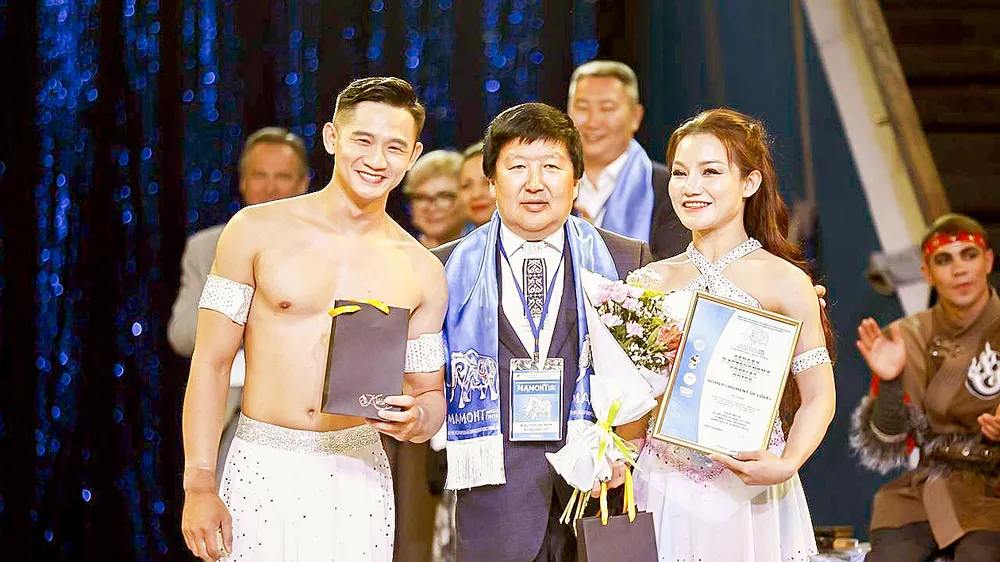 Nghệ sĩ Hiền Phước và Thanh Hoa nhận giải Grand Prix tại cuộc thi xiếc quốc tế vừa diễn ra ở TP Yakutsk, Nga