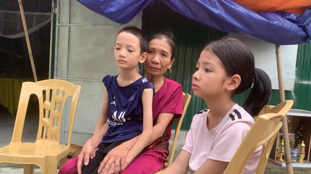 Cháu Phạm Khánh Băng và Phạm Quốc Huy giờ chỉ còn chỗ dựa duy nhất là bà Long