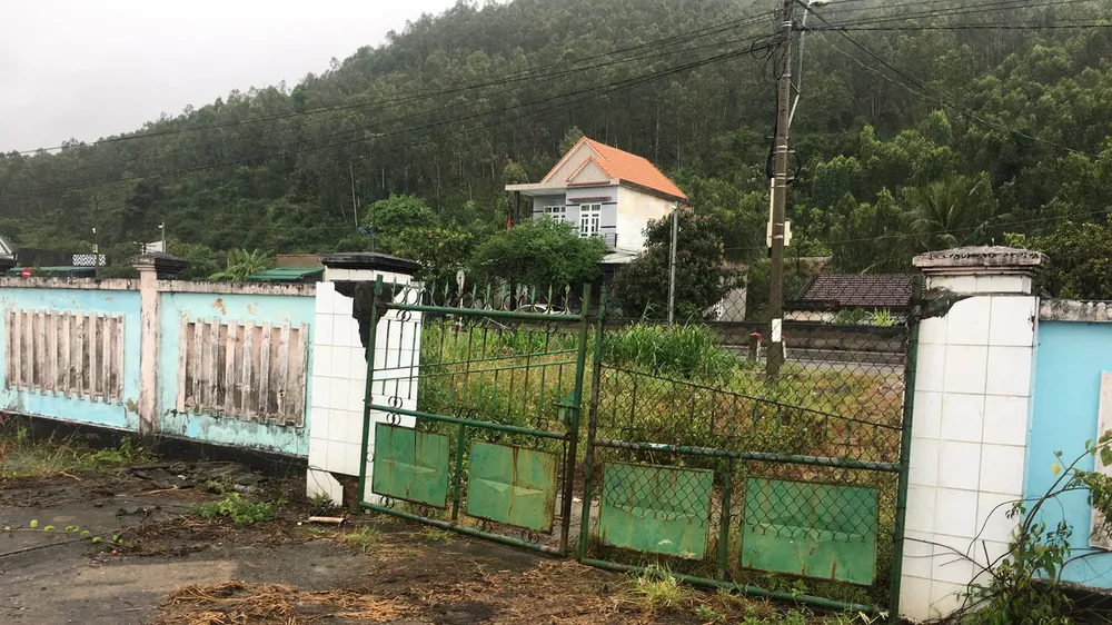 Nhà máy Muối tinh chất lượng cao Sa Huỳnh đóng cửa nhiều năm nay. Ảnh: NGUYỄN TRANG 