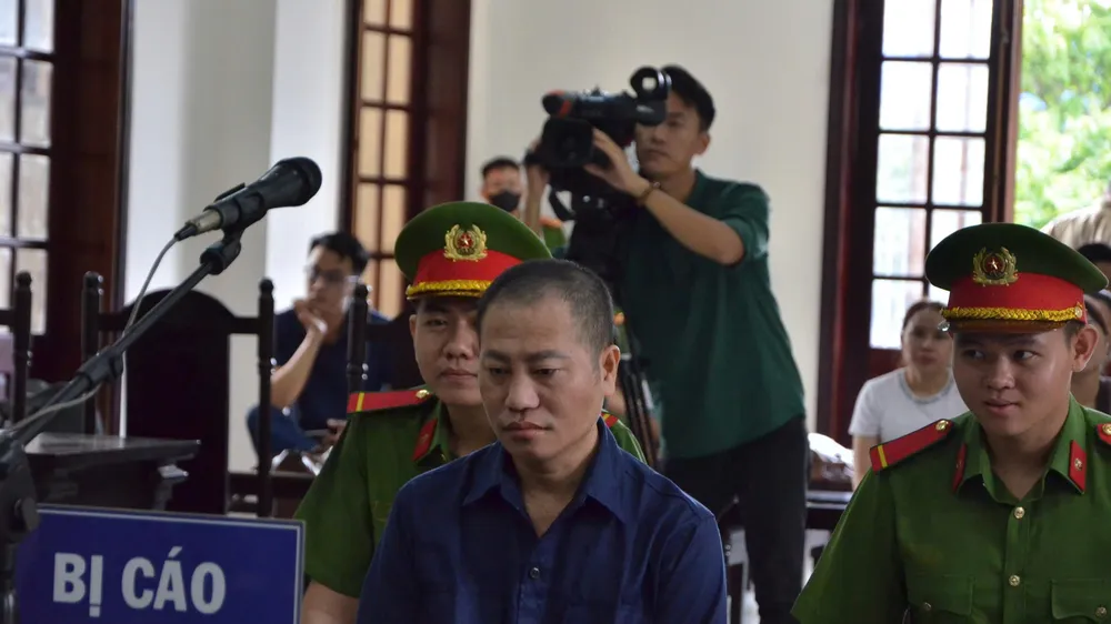 Bị cáo Nguyễn Minh Phúc (tự xưng là sư thầy Thích Tâm Phúc) tại phiên tòa sáng 6-8. Ảnh: THÀNH CHUNG