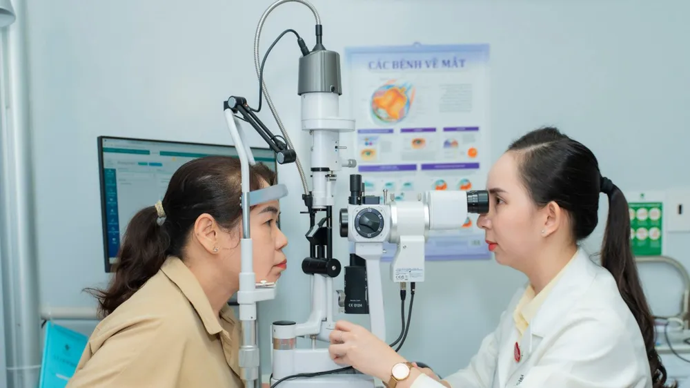 BS CK2 Nguyễn Hồ Việt Liên, Bệnh viện Mắt Sài Gòn 2, đang thăm khám cho người bệnh