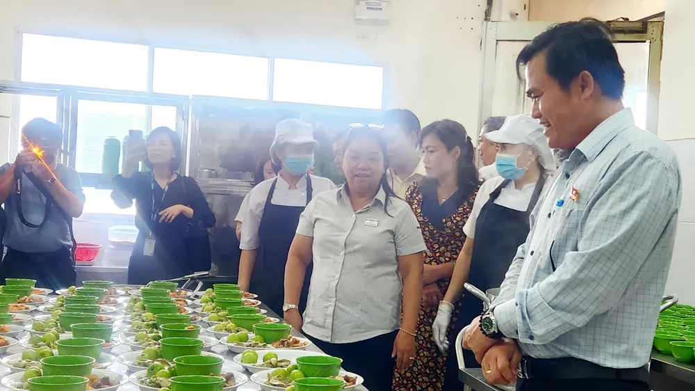 Đoàn công tác khảo sát khu vực bếp ăn của doanh nghiệp