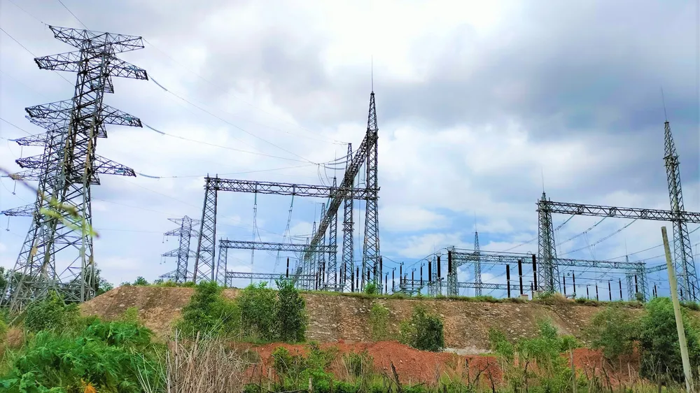 Nhiều trụ cột đã được lắp đặt, nhưng trạm biến áp Tam Phước vẫn chưa thể đưa vào vận hành vì vướng mặt bằng