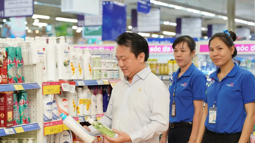 Ông Nguyễn Anh Đức, Chủ tịch Hiệp hội các nhà bán lẻ Việt Nam, Tổng Giám đốc Saigon Co.op, kiểm tra hàng hóa