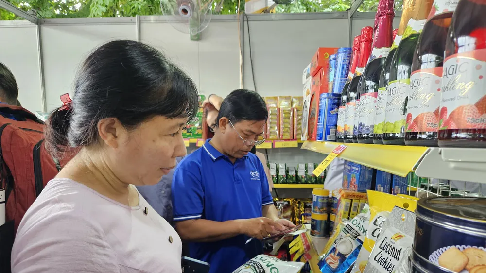 Người tiêu dùng mua hàng bình ổn tại gian hàng của Co.opmart Phú Thọ (quận 11, TPHCM)