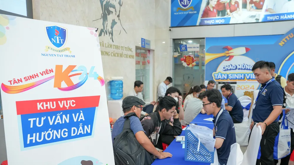 Tân sinh viên được hướng dẫn tận tình khi làm thủ tục nhập học tại Trường ĐH Nguyễn Tất Thành