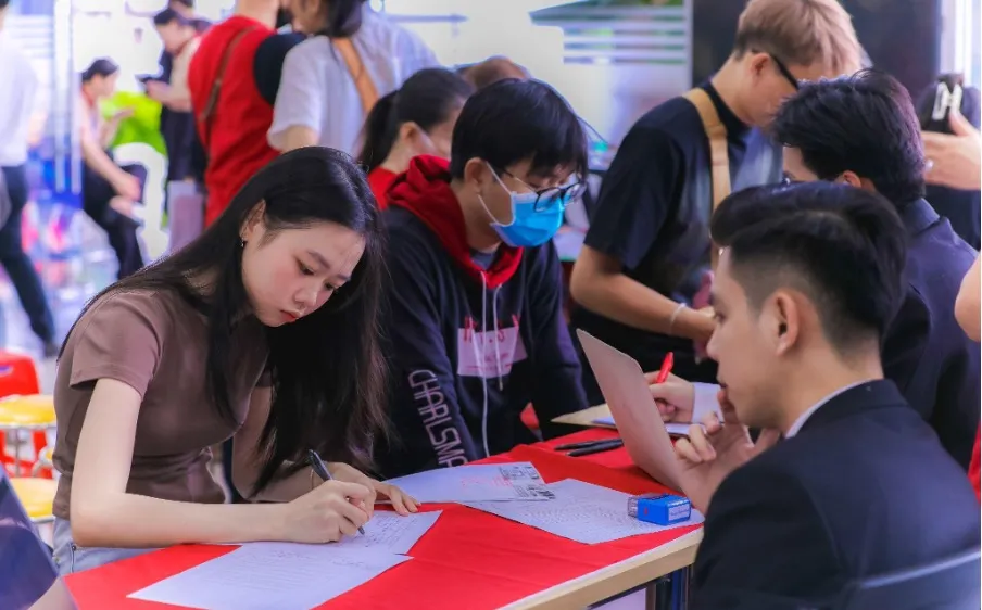 Tân sinh viên rộn ràng nhập học, nhiều trường xét tuyển bổ sung